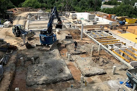 Blauer Bagger auf der Baustelle auf dem Gelände der Stiftung Großheppacher Schwesternschaft in Beutelsbach