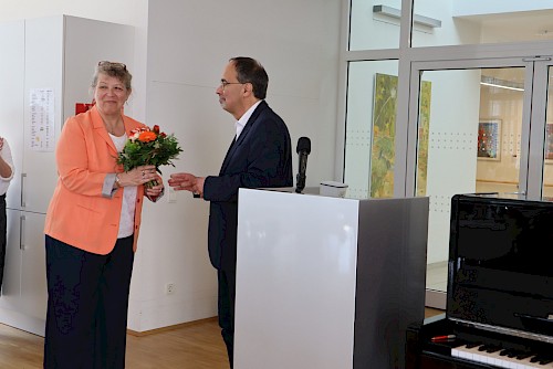 Stiftungsratsvorsitzender Frieder Grau entpflichtete Cilia Benedikt-Straub und überreichte Blumen.