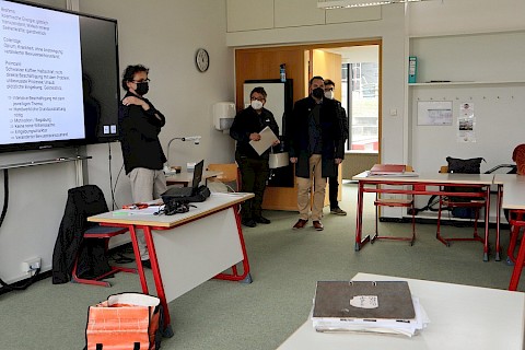 MDL Christian Gehring besucht ein Klassenzimmern in der Evangelischen Fachschule für Sozialpädagogik