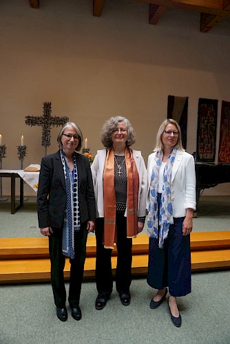 Von links nach rechts: Kirchenrätin und Vorständin des Diakonischen Werkes Württemberg Dr. Annette Noller, Dr. Antje-Fetzer-Kapolnek und Antje Helmond
