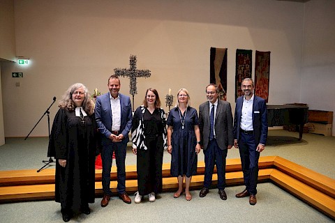 Gruppe mit drei Männern und drei Frauen vor dem Altar im Andachtsraum im Mutterhaus der Stiftung Großheppacher Schwesternschaft nach dem Gottesdienst anlässlich der Verabschiedung von Antje Helmond