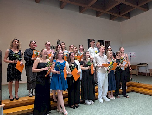 Junge Männer und Frauen festlich gekleidet feiern ihre Schulabschluss