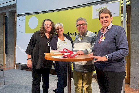 Kongresspodium von links nach rechts: Silvia Gartiner, Andrea Schumann, Dr. Axel Bernd Kunze (BeA-Vorstand, Schulleitung EFSP Weinstadt), Astrid Hofmeister (BeA-Vorsitzende).