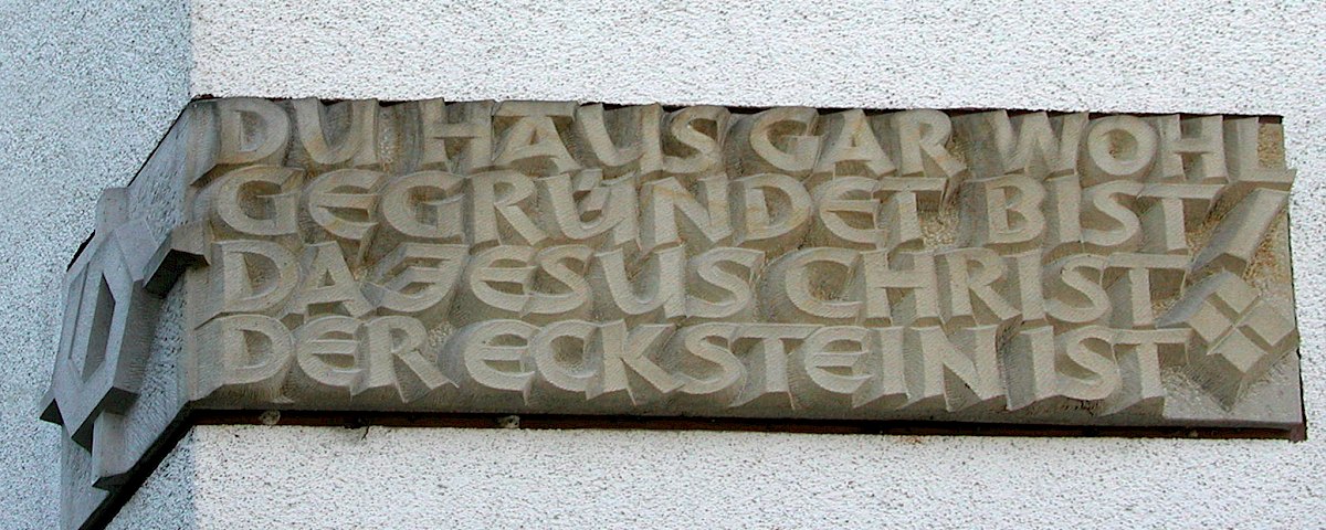 Inschrift am Wilhelmine-Canz-Zentrum in Weinstadt-Großheppach mit dem Segensspruch - Du Haus gar wohl gegründet bist, da Jesus Christ der Eckstein ist