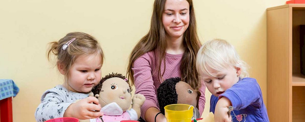 Junge Frau mit Kindern im Kinderhaus am Sonnenhang